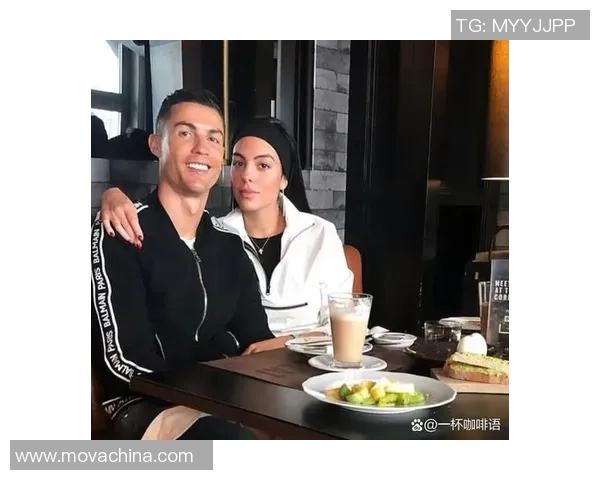 足球明星与女朋友合照