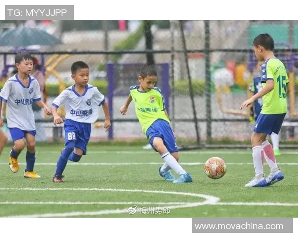 足球明星与名花共舞的绚丽瞬间展现了运动与自然的完美结合