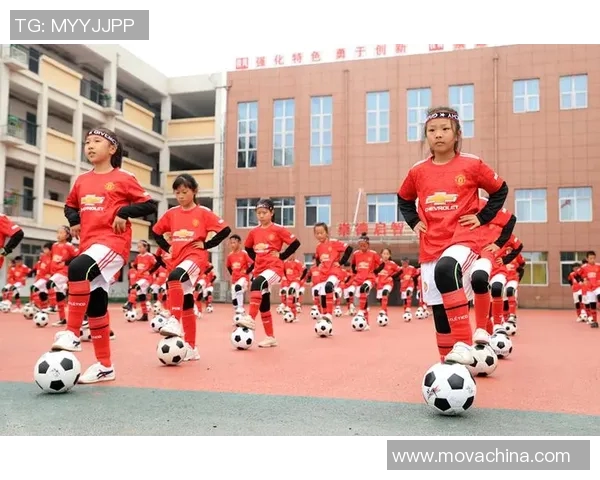 足球明星为孩子们献上欢快舞蹈展现运动与快乐的完美结合