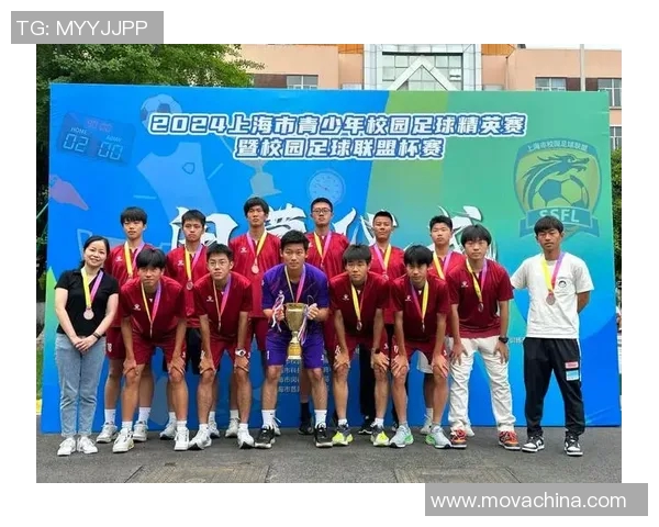 孩子与足球明星亲密合影展现梦想与希望的瞬间