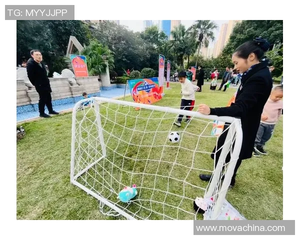 足球明星街头换装踢球趣味挑战引发路人围观热潮